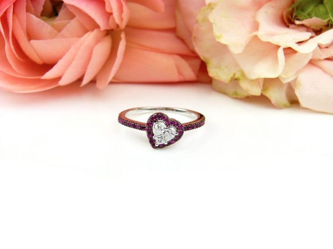 Ring in wit goud gezet met robijn en diamant