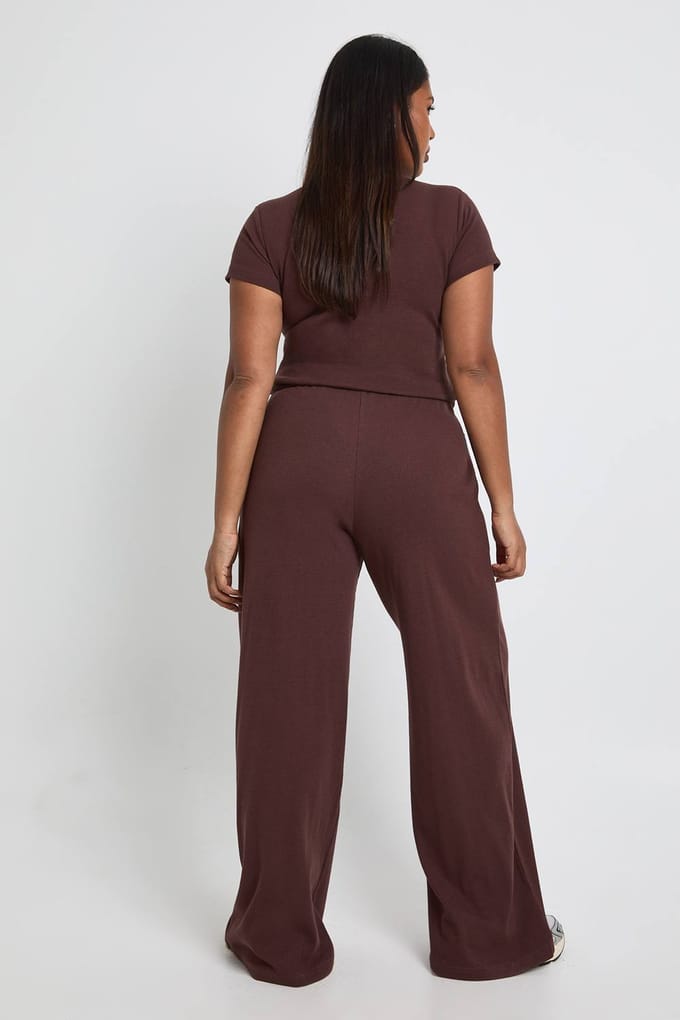 boohoo Dames Plus Rib wijde pijpenbroek | Chocoladebruin | Maat: 44