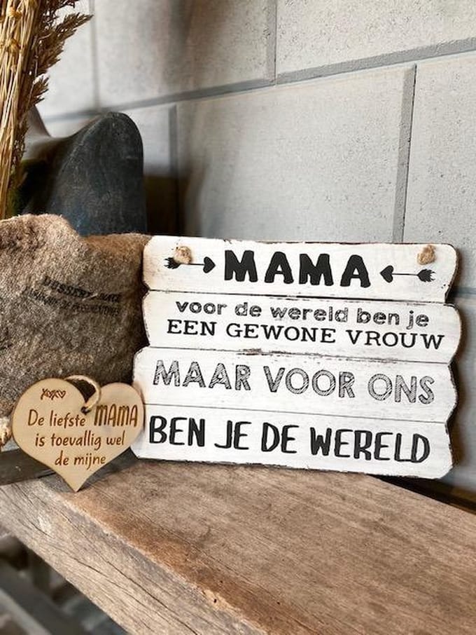 Tekstbord Mama de wereld / Inclusief houten hartje  /  cadeau / verjaardag
