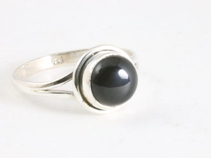 Fijne ronde zilveren ring met onyx - maat 20