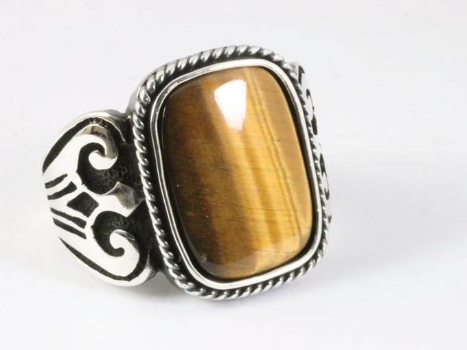 Zware bewerkte zilveren ring met tijgeroog - maat 21