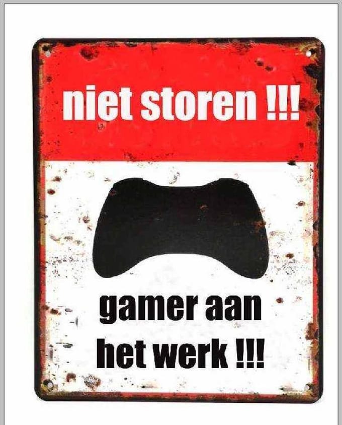 Wandbord niet storen gamer aan het werk