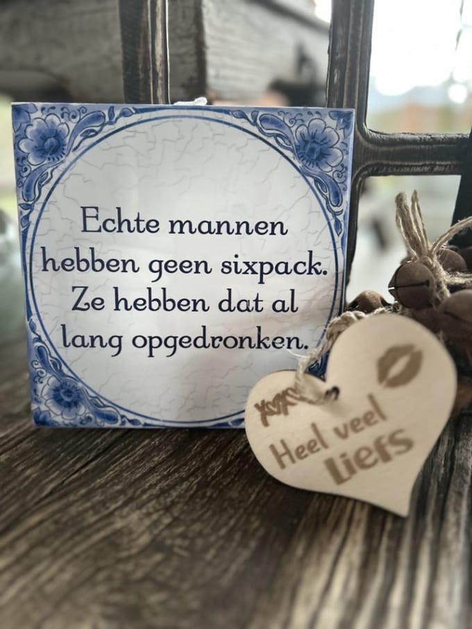 Creaties van Hier - Tegeltje Sixpack met houten hartje - 15 cm – Keramiek