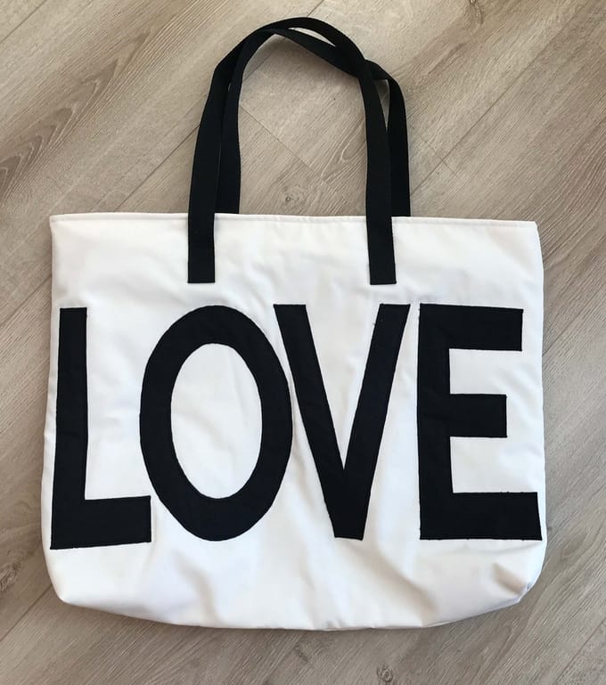 Dedicated creations, Grote handgemaakte tas met LOVE-applicatie
