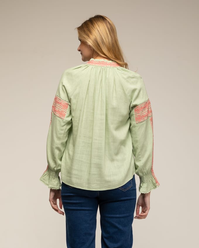 Top met zoomdetails en manchetten met ruches
