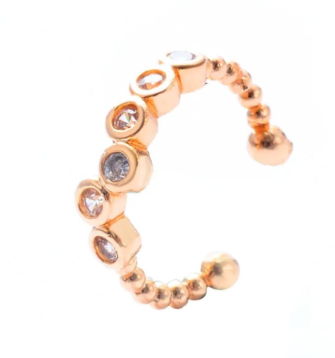 Ear cuff met kleine steentjes in rondjes | goud gekleurd