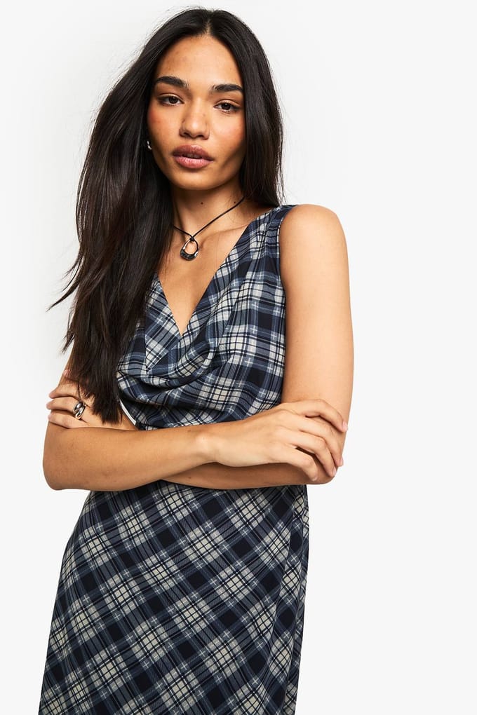 boohoo Dames Bekijk de chiffon midaxi-jurk met draperende kraag. | Navy | Maat: 8