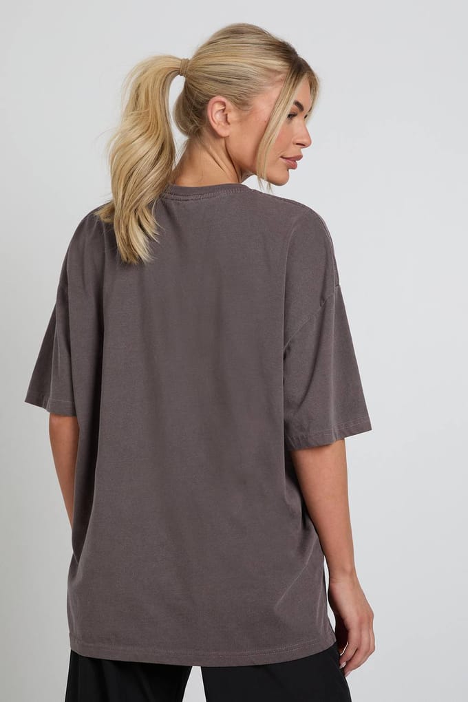 Dames Dsgn Studio Geborduurd Overgeverfd Oversized T-shirt | Chocoladebruin | Maat: Small