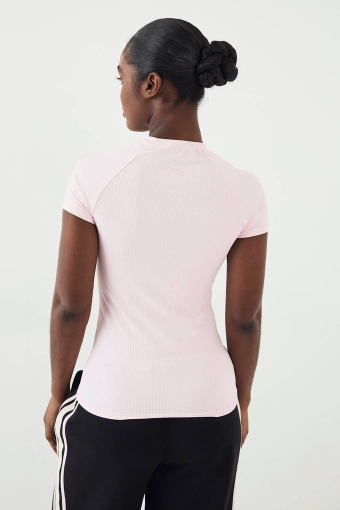Dames DSGN Studio Ultra Sculpt Rib Korte Mouwen Top | Marshmallow Pink | Maat: Medium