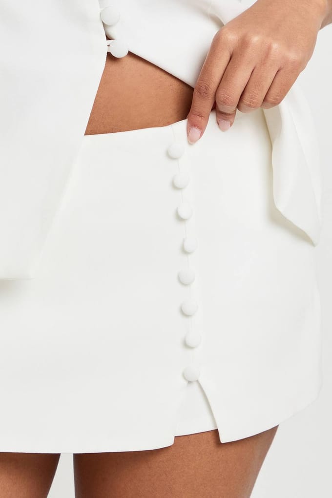 boohoo Dames Getailleerde Mini Skort Met Knoopdetail | Wit | Maat: 40