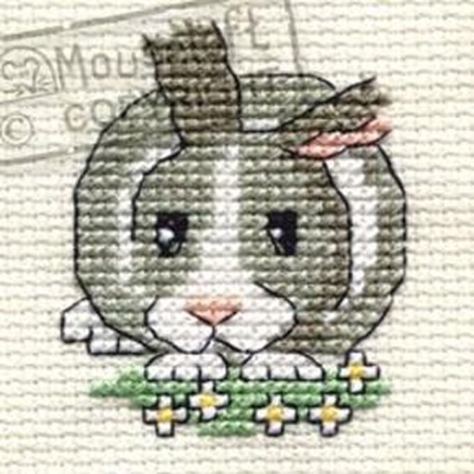Mini Borduurpakketje ( 6 x 6 cm ) Konijn Daisy - Mouseloft