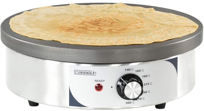 Familie crêpemaker met grote gietijzeren plaat
