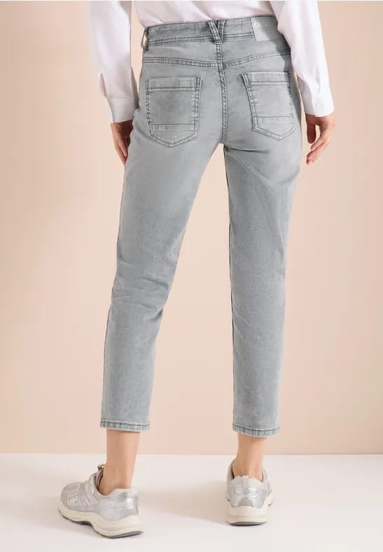 7/8 Mid Waist Slim Legs jeans in casual fit