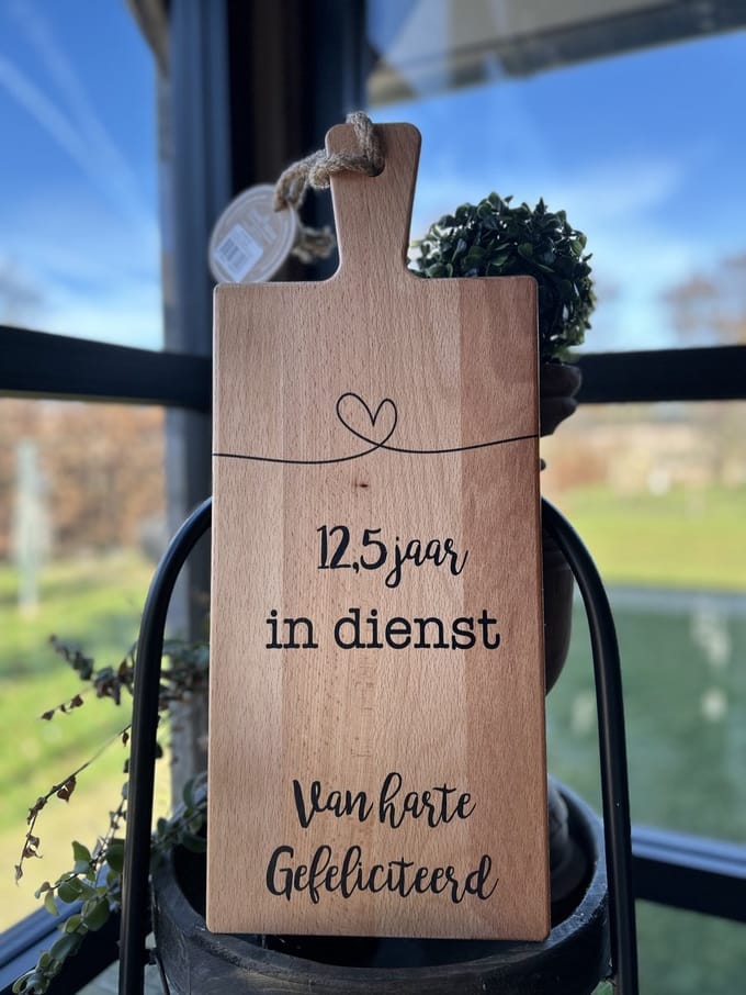 Creaties van hier - serveerplank - 12,5 jaar in dienst - 49 cm - hout