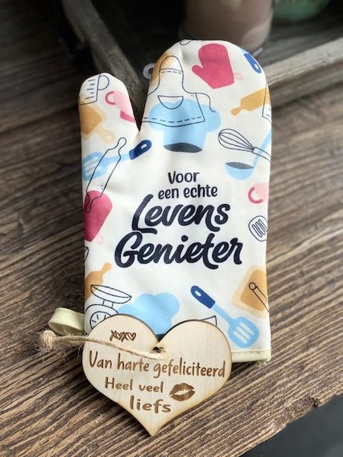Ovenhandschoen met de tekst `Voor een echte levensgenieter` + hartje liefs / vaderdag / verjaardag