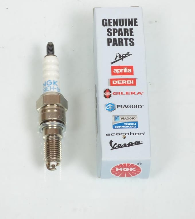 Bougie d'allumage ER9EH-6N / 641387 pour scooter Piaggio 50 Fly 4T 2012 à 2013