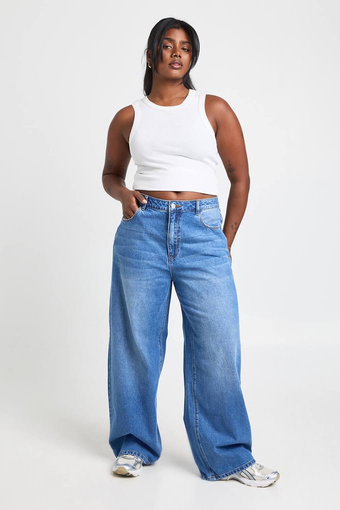 boohoo Dames Plus Mid Waist Losse Pasvorm Skater Jeans | Medium Gebleekt | Maat: 44