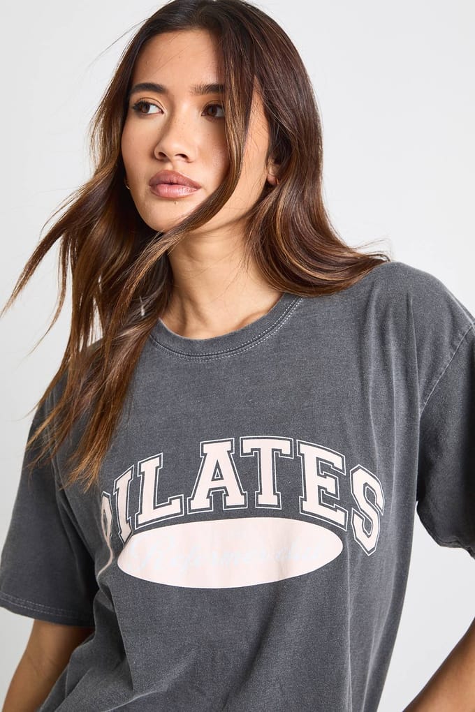 boohoo Dames Pilates grafische print oversized T-shirt | Houtskool | Maat: 34