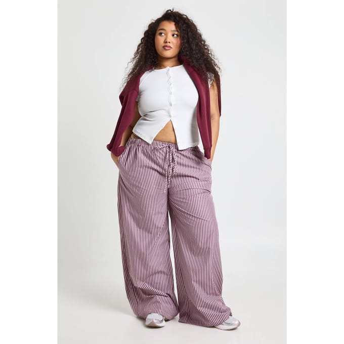 boohoo Dames Plus Geweven Gestreepte Broek met Elastische Taille en Wijde Pijpen | Wijn | Maat: 48