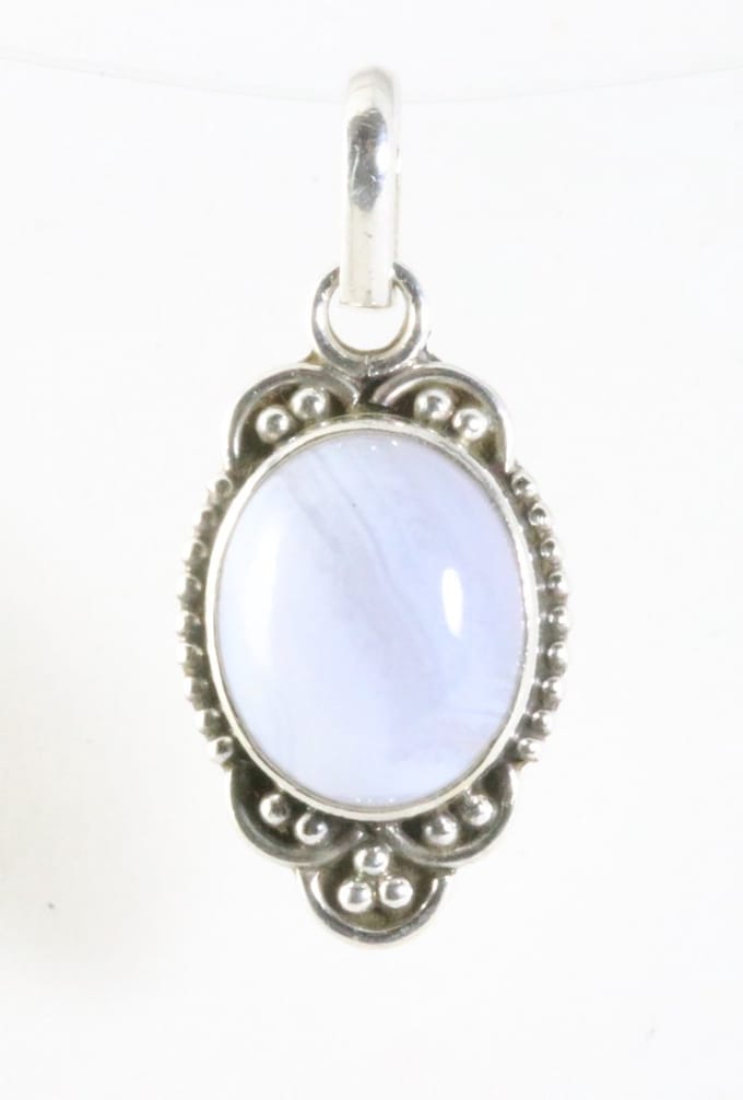 Fijne bewerkte zilveren hanger met blauwe lace agaat
