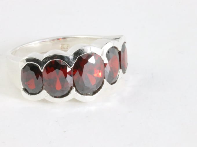 Zilveren ring met granaat - maat 17