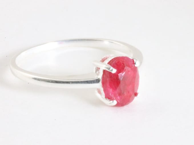 Fijne hoogglans zilveren ring met robijn - maat 18