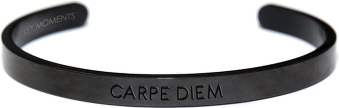 Key Moments 8KM-BM0001 Stalen open bangle met tekst - Carpe diem - One-size - Zwart