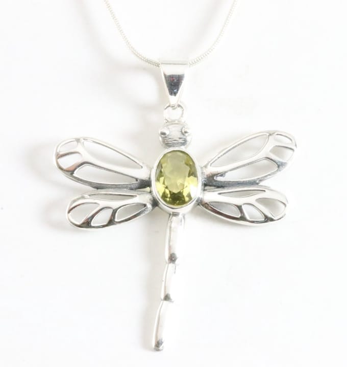 Opengewerkte zilveren libelle hanger met citrien aan ketting