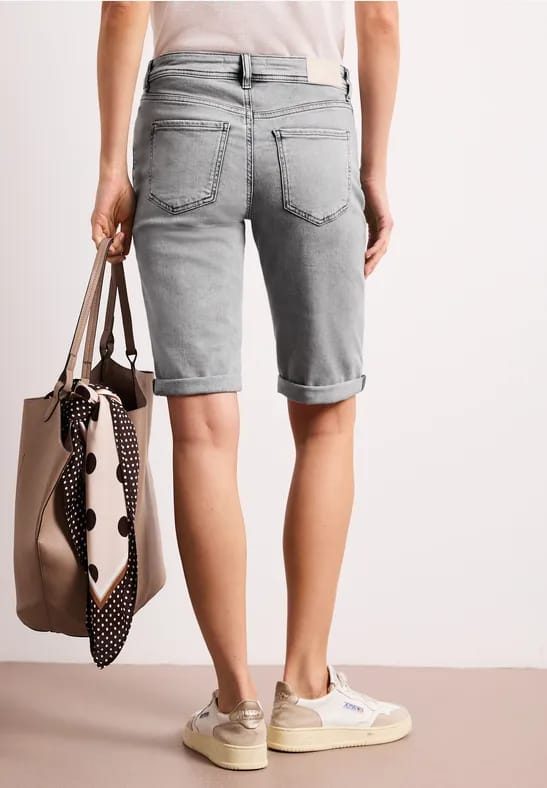 Bermuda met Slim Legs en omgeslagen detail