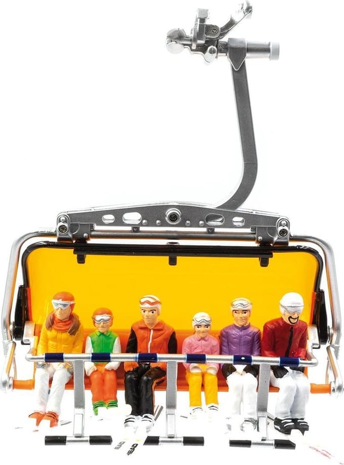 Jaegerndorfer - 54200 Figuren Zittend met Ski - 6 stuks Kabelbaan accessoires - 1:32 - Kerstdorp