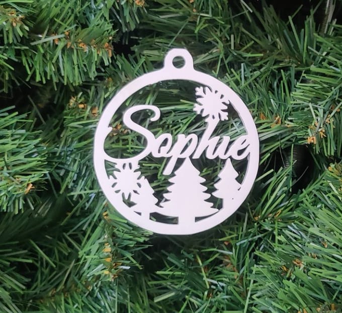 Gepersonaliseerde houten kerstbal met uw eigen naam - December - Cadeautip - Kerstboom - wit