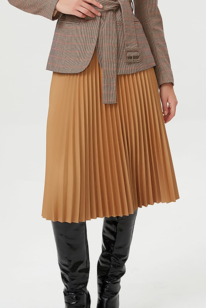 Geplooide rok en contrasterende elastische taille