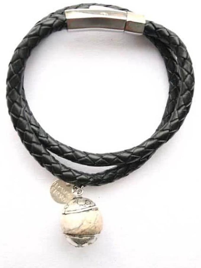 Stoere Zwarte wikkelarmband met schelp steen