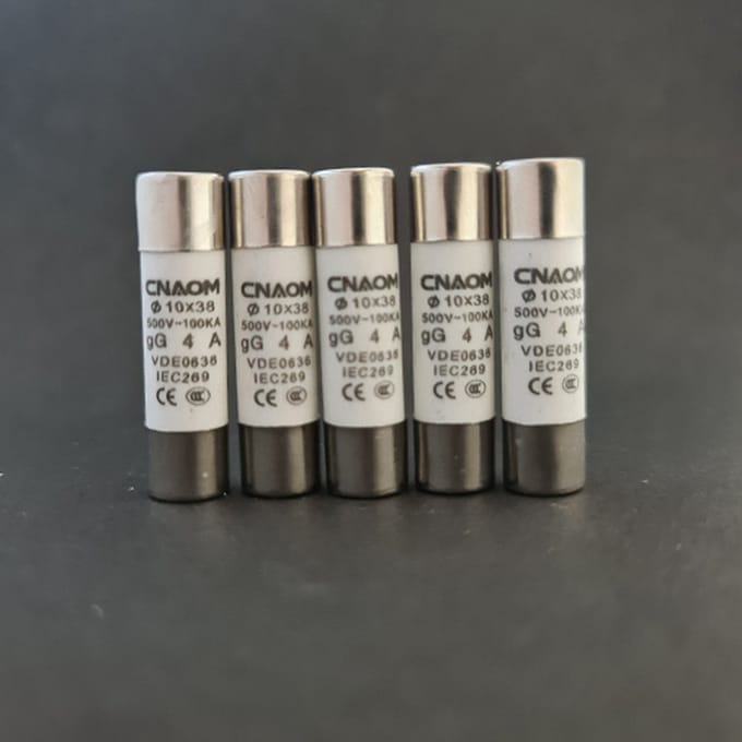 R015 10x38 Keramische Buiszekering - 4A - 10x38mm 5stuks