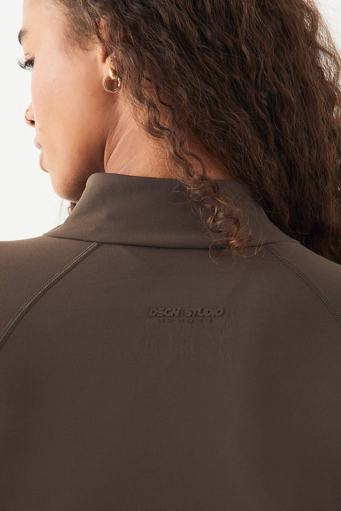 Dames DSGN Studio Ultra Sculpt Ritssluiting Sportjack | Espresso | Maat: Small