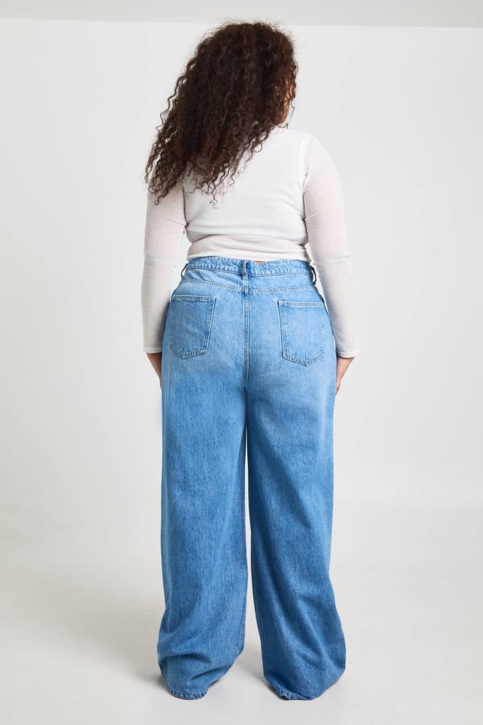 boohoo Dames Plus Basics Hoge Taille Wijde Pijpen Jeans | Medium Gebleekt | Maat: 44