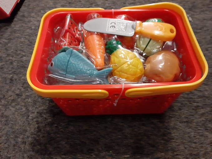 Mandje met snijfruit en groenten