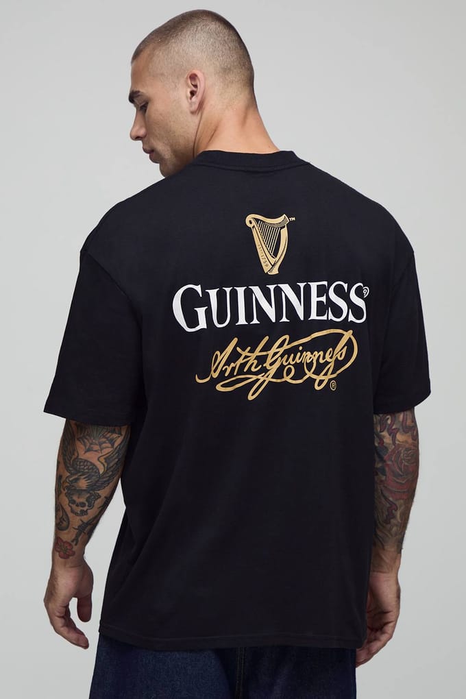 Zwart oversized T-shirt met verlengde hals, met Guinness-licentie bedrukking | Black | Size Small