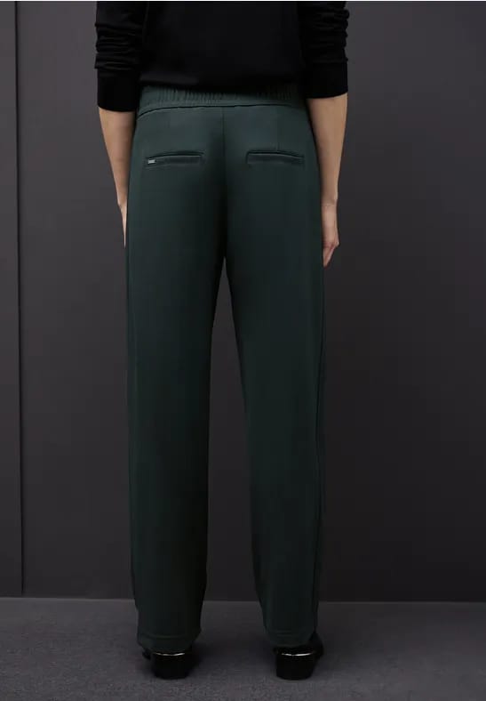 Broek met rechte pijpen en details