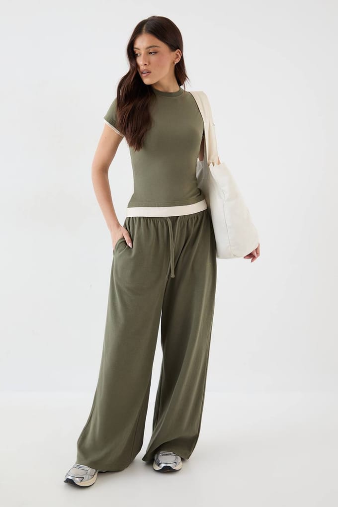 Dames DSGN Studio Contrast Korte Mouw Top | Olive | Maat: Small