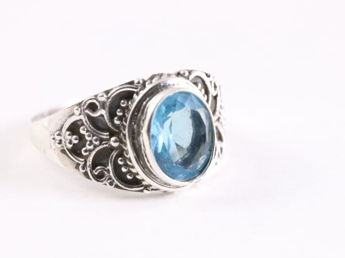 Bewerkte zilveren ring met blauwe topaas - maat 18.5