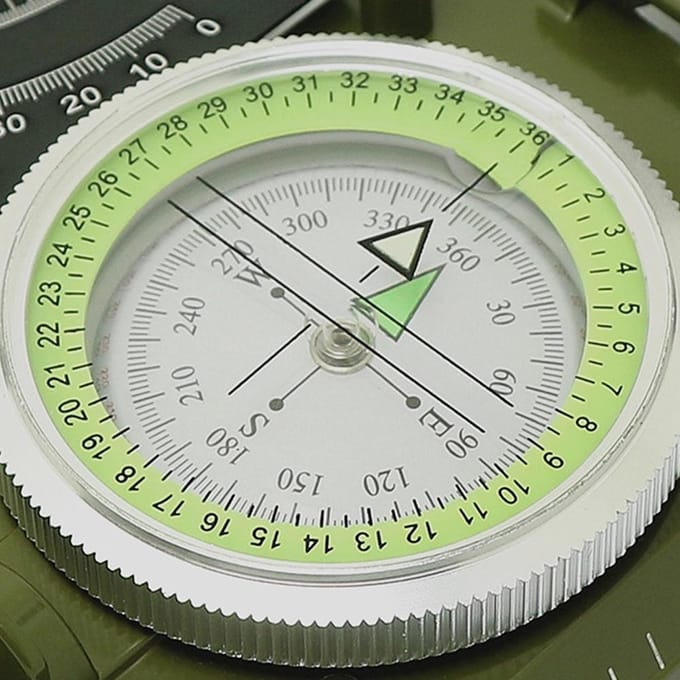 Multifunctioneel kompas Survival Oriëntatieloopkompas Zichtingen Navigatiekompas Waterdicht legergroene kleur