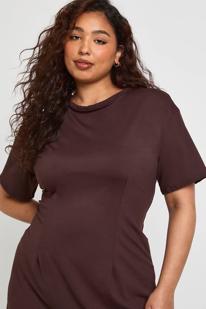 boohoo Dames Plus T-shirtjurk met getailleerd detail | Chocoladebruin | Maat: 56