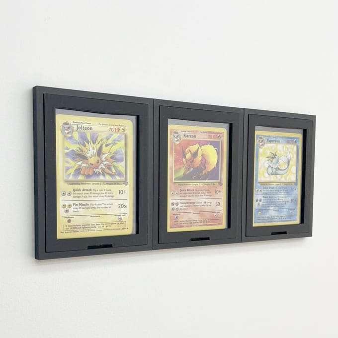Toploader Muurdisplay voor 3 Kaarten – Verwisselbaar Kaarten Frame voor Pokémon & TCG Kleur: Zilver