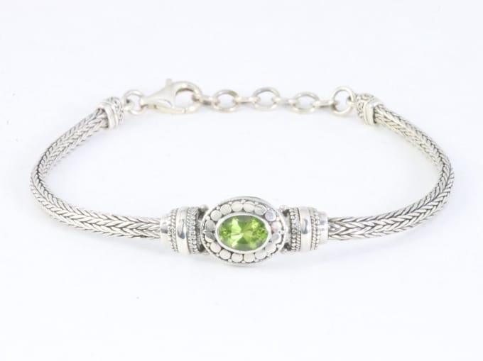 Traditionele zilveren snake armband met peridoot