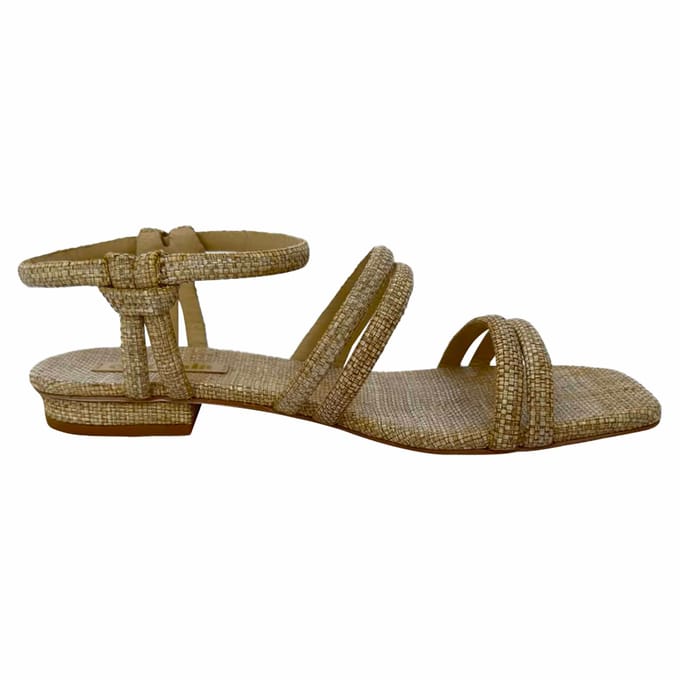Cult Gaia platte sandalen met enkelbandje in beige raffia