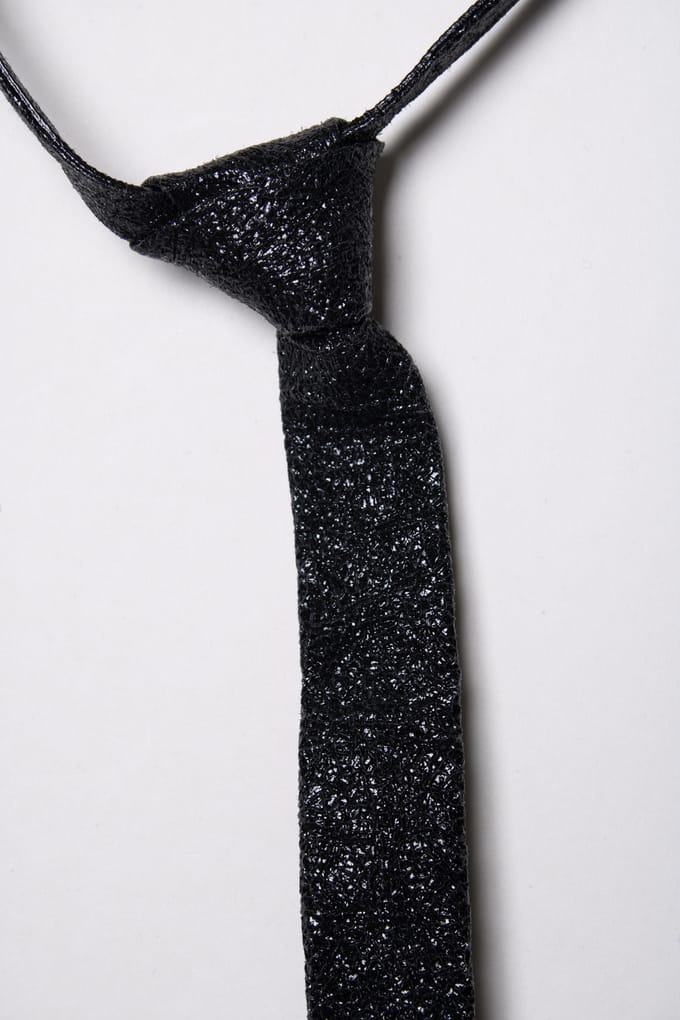 Saint Laurent, gebroken leren strikcollier