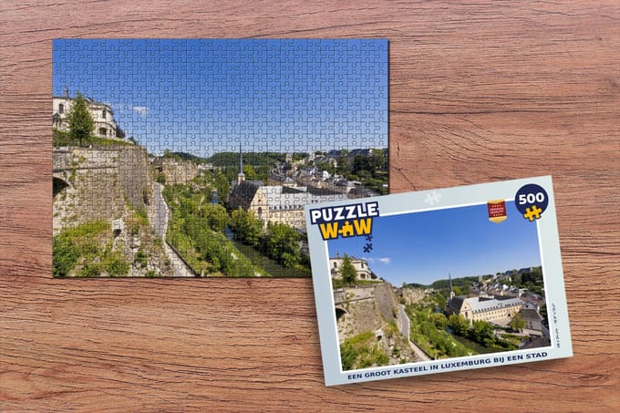 Puzzel Een groot kasteel in Luxemburg bij een stad - Legpuzzel - Puzzel 500 stukjes