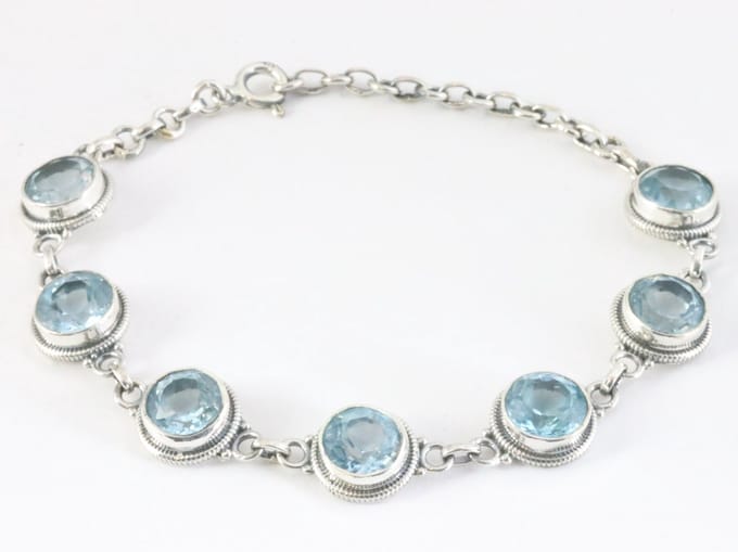 Bewerkte zilveren armband met blauwe topaas