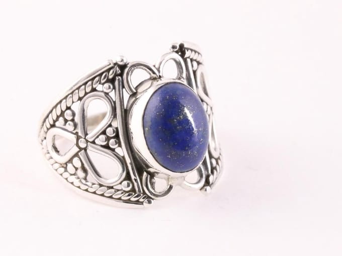 Opengewerkte zilveren ring met lapis lazuli - maat 18.5